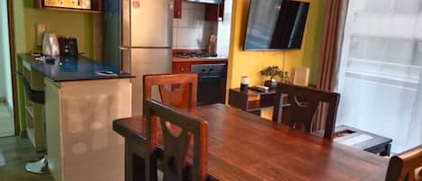 Refrigerador, microondas, placa de cocina, tetera/pava eléctrica