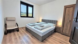 4 soverom, safe på rommet, strykejern/-brett og reiseseng for barn