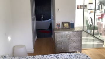 3 slaapkamers, een strijkplank/strijkijzer, gratis wifi, beddengoed