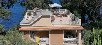 Apartment in villa a few steps from the sea
