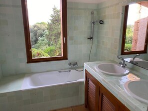 Shower, towels, toilet paper - Maison Familiale Corse du Sud, Pianottoli-caldarello (Pianottoli-Caldarello)