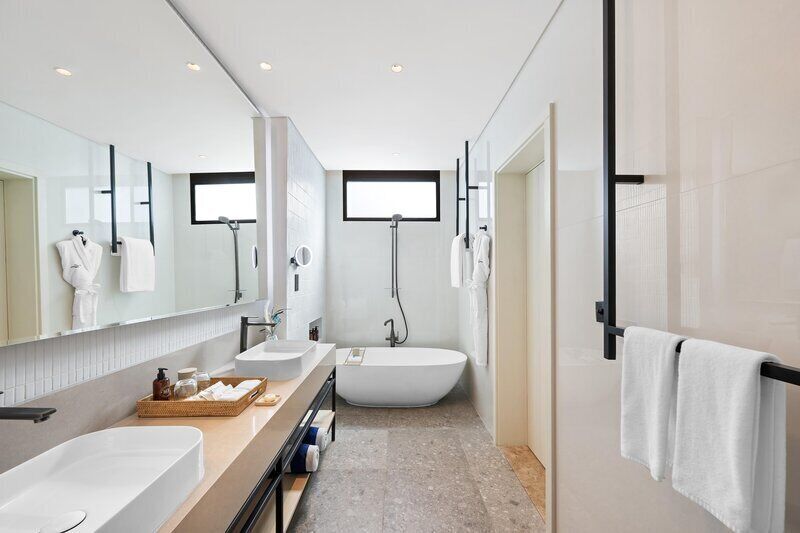 Dusche, kostenlose Toilettenartikel, Bademäntel, Hausschuhe