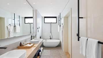 Dusche, kostenlose Toilettenartikel, Bademäntel, Hausschuhe
