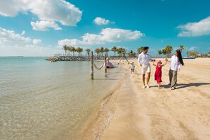 Plage privée, sable blanc, cabines gratuites, chaises longues