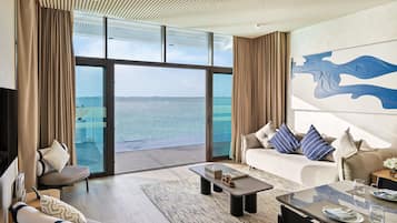 Superior villa | Woonruimte | Een 65-inch ledtelevisie met digitale zenders