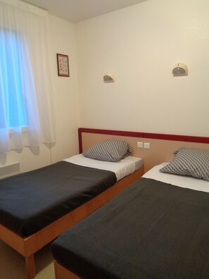 2 chambres, bureau, lit parapluie