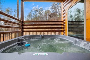 Outdoor spa tub - Family fun and luxury at SPLASH-N-MOOSE LODGE! (GATLINBURG)