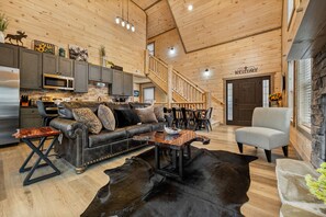 Fireplace, video games - Family fun and luxury at SPLASH-N-MOOSE LODGE! (GATLINBURG)