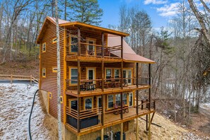 Exterior - Family fun and luxury at SPLASH-N-MOOSE LODGE! (GATLINBURG)