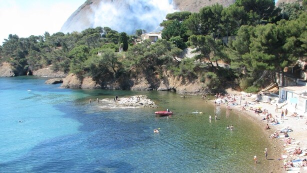A beach with clear water, people sunbathing, and a rocky shoreline. - Appartement à LA Ciotat Avec Grande Terrasse de 50m² à Deux pas du Vieux Port (LA CIOTAT)