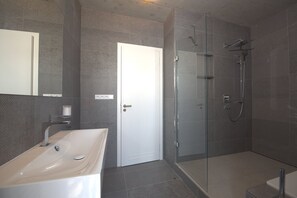Douche, sĂšche-cheveux, serviettes fournies, savon