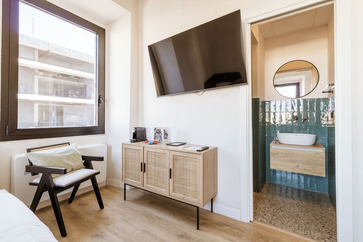 Comfort-Vierbettzimmer | Hochwertige Bettwaren, Betten mit Memory-Foam-Matratzen, Zimmersafe