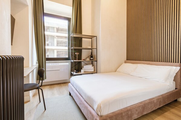 尊荣双人房 | 高档床上用品、记忆海绵床垫、客房内保险箱、办公桌