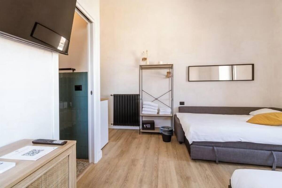 Hochwertige Bettwaren, Betten mit Memory-Foam-Matratzen, Zimmersafe