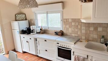 Een koelkast, een microgolfoven, een oven, een kookplaat