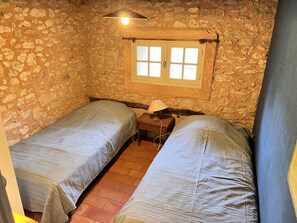 3 quartos, ferros/tábuas de passar roupa, Wi-Fi, roupa de cama