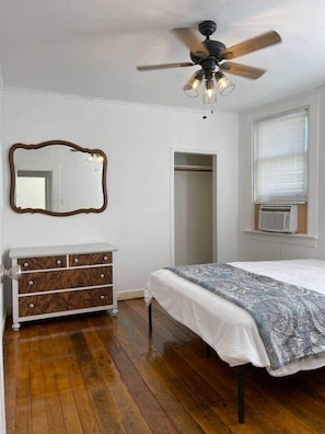 2 habitaciones, tabla de planchar con plancha, wifi y ropa de cama