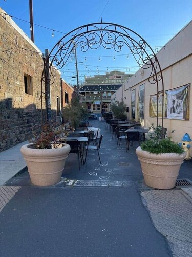 Downtown Updated Craftsman, Pet Friendly