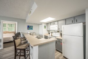 Frigorífico, microondas, horno y placa de cocina