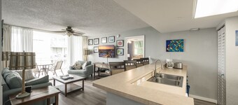 Castaway Cove: 2/2 Condo near the beach with shared pool and hot tub 