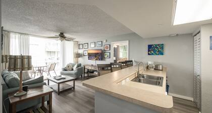 Castaway Cove: 2/2 Condo near the beach with shared pool and hot tub