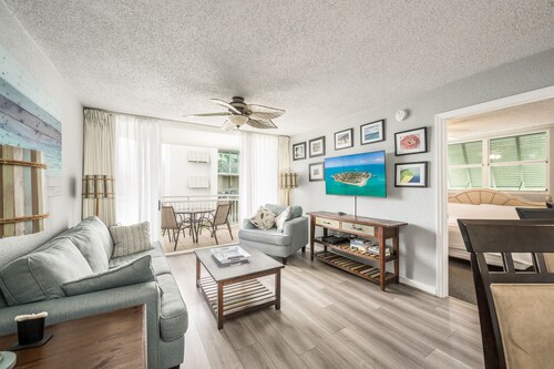 Castaway Cove: 2/2 Condo near the beach with shared pool and hot tub 