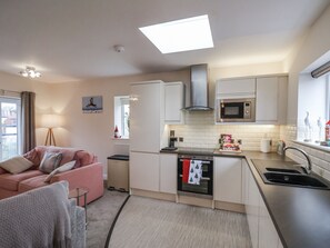 Cottage | Private kitchen | Electric kettle, toaster, cookware/dishes/utensils - Weydale Avenue (Scarborough)