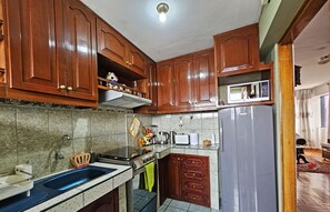 Fridge, microwave, oven, stovetop - Pama Wasi - Casa del Puma (Cusco)