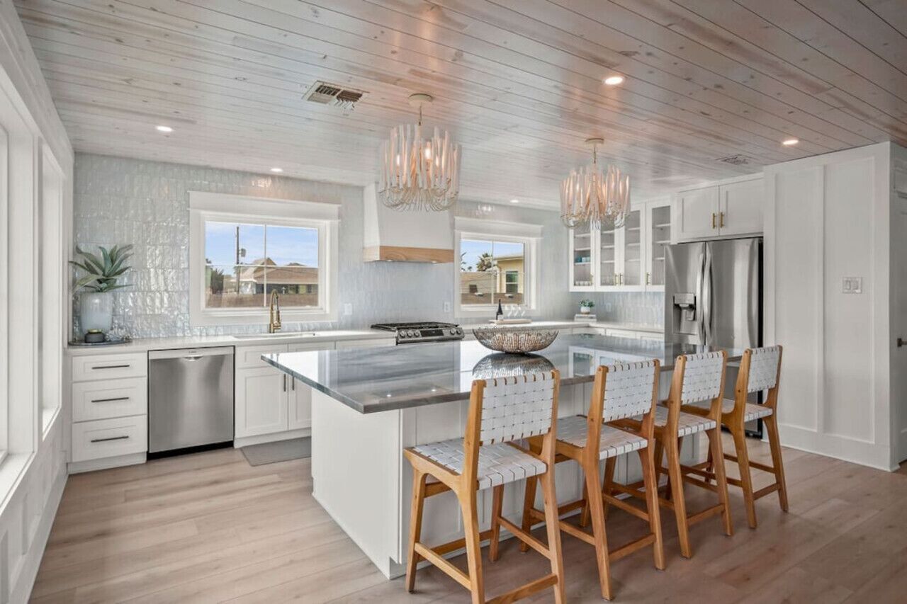 Micro-ondes, plaque de cuisson, lave-vaisselle, cafetière/bouilloire