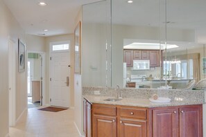 Kylskåp, mikrovågsugn, ugn och spishäll