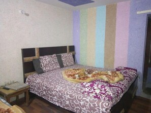 Deluxe Double Room | Soundproofing, iron/ironing board - Al-Bilal Hotel (Murree)