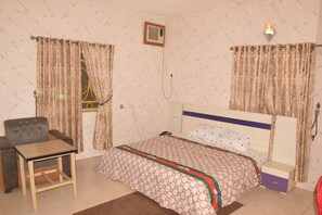Executive Suite | Premium bedding, Tempur-Pedic beds, individually decorated - See New Hotel (Nsukka)