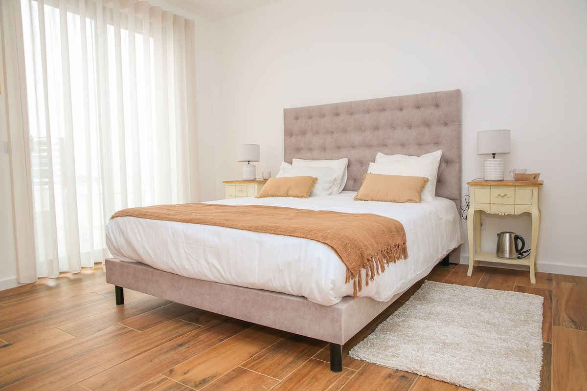 1 Schlafzimmer, hochwertige Bettwaren, Schreibtisch