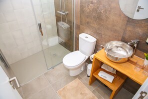 Family Suite | Bathroom | Shower, rainfall showerhead, hair dryer, towels