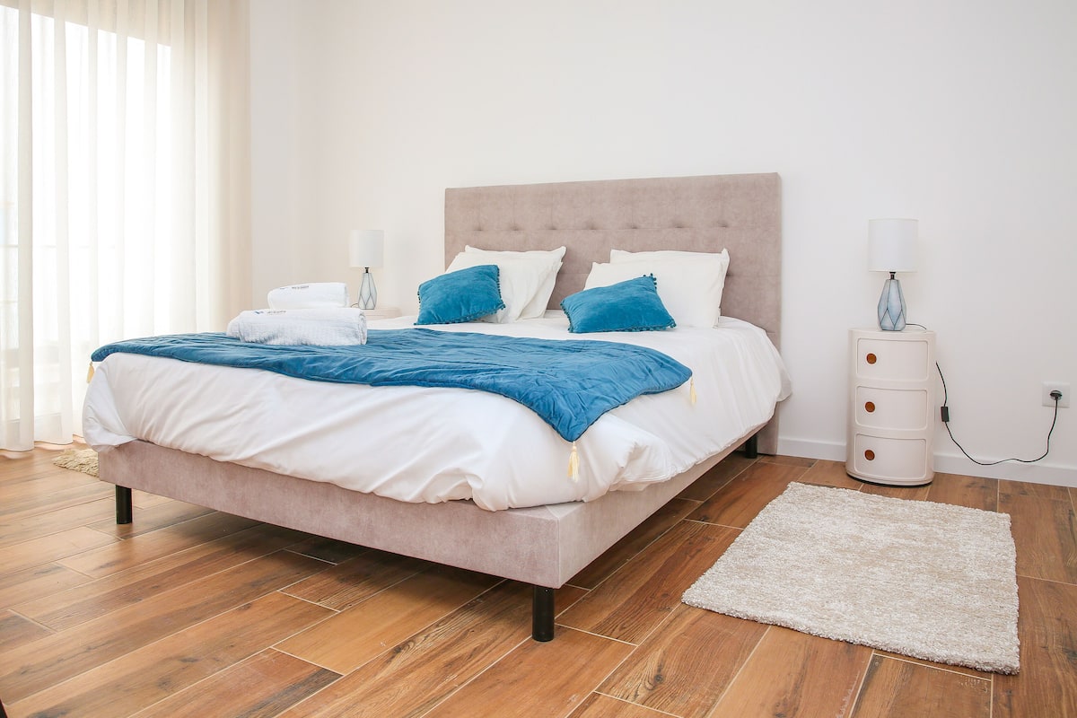 1 Schlafzimmer, hochwertige Bettwaren, Schreibtisch