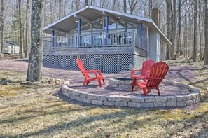 Property grounds - Lakefront Cabin 2 Kayaks Fireplace Firepit All season water views Beach (Pocono Lake , Pennsylvania)