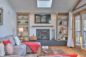 Smart-TV, Kamin, Bücher