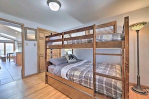 3 slaapkamers, een strijkplank/strijkijzer, reisbedje, gratis wifi