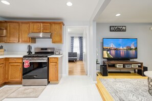 Fridge, microwave, oven, stovetop - Pleasantly comfortable suburban home for up to 8 (Braintree)