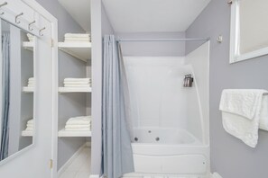 Baignoire à jets, sèche-cheveux, serviettes fournies, savon