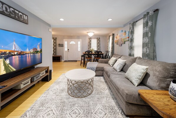 Smart TV - Pleasantly comfortable suburban home for up to 8 (Braintree)