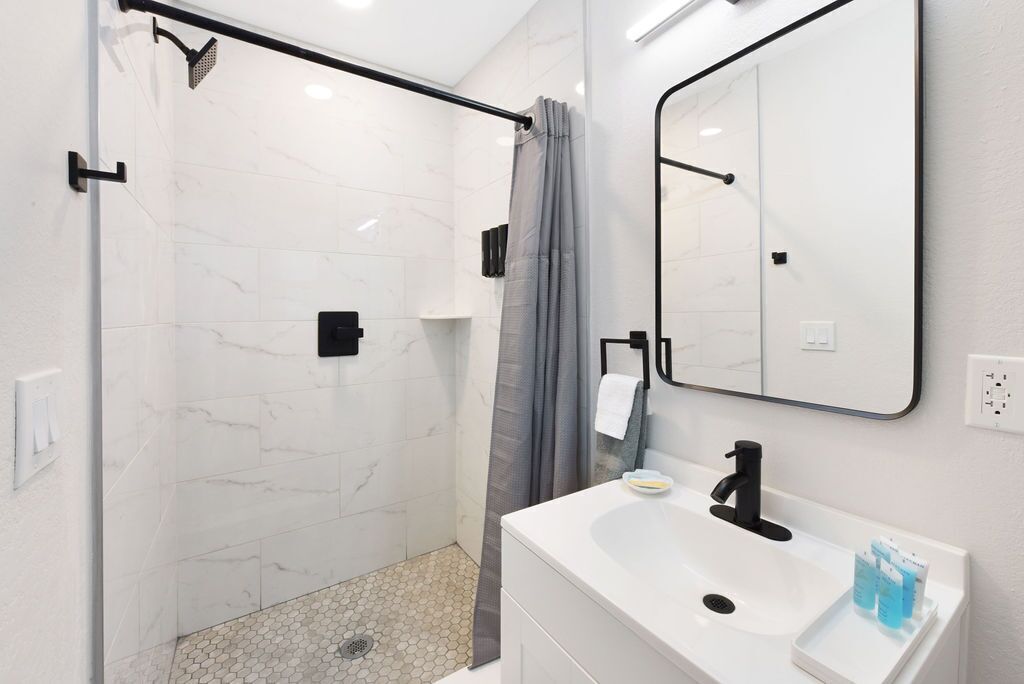 Douche, séchoir à cheveux, serviettes fournies, savon