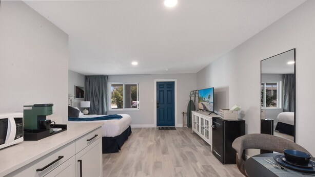 1 bedroom, iron/ironing board, travel cot, free WiFi - Deluxe Room with Queen Bed and Kitchenette (Clearwater)