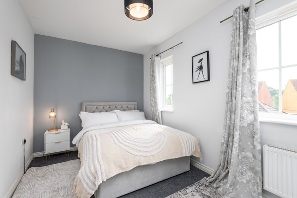 4 عدّة غرف نوم وخزنة داخل الغرفة ومكتب ومكواة/لوح كي