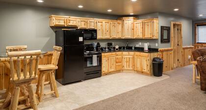 Sleeps 14! Hot Tub, GAME ROOM, ORV Trails & EASY lake access!