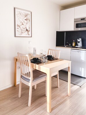 Fridge, microwave, oven, stovetop - Studio Le Hésingue - Near Airport Swiss Borders (Saint-Louis)