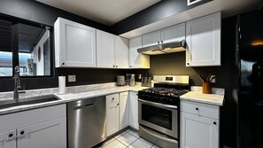 Fridge, microwave, oven, stovetop - 3BR / 2BA Northwest Topgolf Area with Pool, 3BR / 2BA Northwest Topgolf Area with Pool (Pima County)