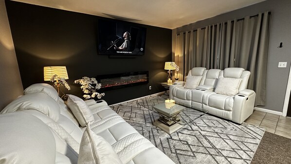 TV - 3BR / 2BA Northwest Topgolf Area with Pool, 3BR / 2BA Northwest Topgolf Area with Pool (Pima County)