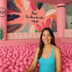 43-inch flat-screen TV with cable channels - SGH Hotel Castillo Aqua (Santa Marta)