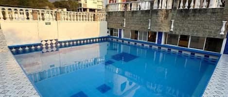 2 outdoor pools